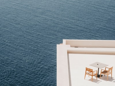 正方形白色木制tabke
